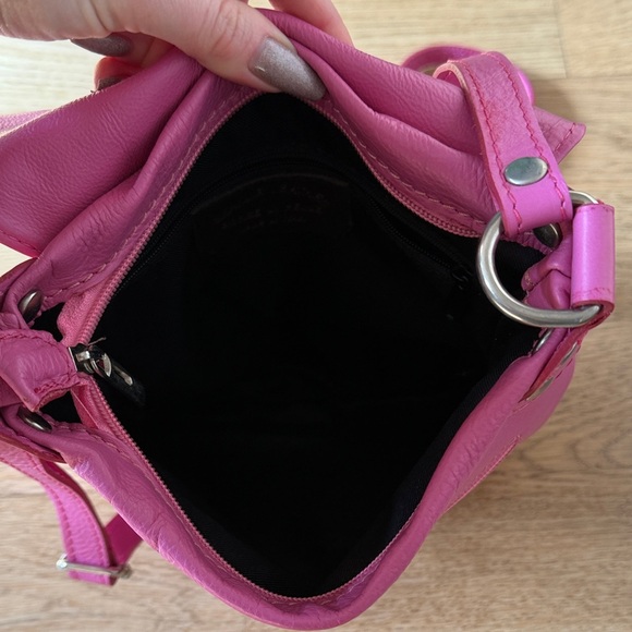 Vera Pelle Fuchsia Italian Leather Crossbody Bag - Picture 5 of 8